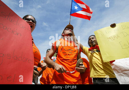 Apr 29, 2006; Isla Verde, Puerto Rico; Università di Puerto Rico studente unire elementi di raccordo e insegnanti durante una dimostrazione a Fortaleza, i governatori mansion, contro il governo di spegnimento e giovedì pomeriggio nella vecchia San Juan. Il gruppo ha erogato una lettera di invito per la cottura del governatore, simile a quello dei lavoratori già ricevuto in precedenza nel corso della settimana. L'arresto che h Foto Stock