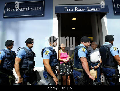 Apr 29, 2006; Isla Verde, Puerto Rico; membri del Puertorican nazionale della polizia unità tattica a piedi lungo con i manifestanti che si passano i negozi nella zona turistica di San Juan Vecchia sul loro modo di governatori mansion per protestare contro il governo shutdown giovedì pomeriggio. L'arresto che ha mantenuto 95.000 dipendenti del governo al di fuori del lavoro per gli ultimi cinque giorni. Credito obbligatorio Foto Stock