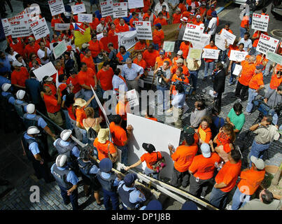 Apr 29, 2006; Isla Verde, Puerto Rico; dimostranti marzo davanti a Fortaleza, i governatori mansion, giovedì pomeriggio nella vecchia San Juan. Il gruppo ha erogato una lettera di invito per la cottura del governatore, simile a quello che hanno già ricevuto in precedenza nel corso della settimana. L'arresto che ha mantenuto 95.000 dipendenti del governo al di fuori del lavoro per gli ultimi cinque giorni. Credito: Foto b Foto Stock