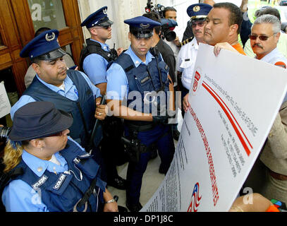 Apr 29, 2006; Isla Verde, Puerto Rico; gli ufficiali di polizia blocco manifestanti cercando di inserire il Campidoglio Puertorican impedendo loro di consegnare una lettera di invito per la cottura del presidente del Senato in segno di protesta per il governo shutdown, giovedì pomeriggio nella vecchia San Juan. L'arresto che ha mantenuto 95.000 dipendenti del governo al di fuori del lavoro per gli ultimi cinque giorni. Mandato Foto Stock