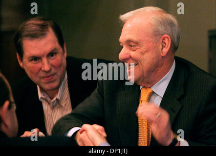 Maggio 03, 2006; St. Paul, MN, Stati Uniti d'America; Presidente del Minnesota Twins Sports Inc. Jerry Bell, ha reagito e ha scosso le mani con i gemelli Presidente Dave San Pietro dopo lo stadio bill ha superato la casa di St. Paul, MN mercoledì. Credito: Foto di Carlos Gonzalez/Minneapolis Star T/ZUMA premere. (©) Copyright 2006 by Minneapolis Star T Foto Stock