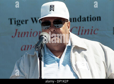 Maggio 03, 2006; Fort Bragg, NC, Stati Uniti d'America; EEARL boschi oggi morì di cancro dopo una lunga remissione. FILE foto:Apr 16, 2004; Fort Bragg, NC, Stati Uniti d'America; EARL boschi parla ai media dopo il suo figlio Tiger ha ospitato la Tiger Woods fondazioni 30 Junior Golf Clinic presso Stryker Campo da Golf dopo la formazione dei giorni scorsi con i berretti verdi delle forze speciali di Fort Bragg credito obbligatorio: Foto di Ja Foto Stock