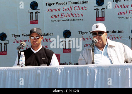 Maggio 03, 2006; Fort Bragg, NC, Stati Uniti d'America; EARL WOODS oggi morì di cancro dopo una lunga remissione. FILE foto:Apr 16, 2004; Fort Bragg, NC, Stati Uniti d'America; EARL boschi e suo figlio tiger woods parla ai media dopo il suo figlio Tiger ha ospitato la Tiger Woods fondazioni 30 Junior Golf Clinic presso Stryker Campo da Golf dopo la formazione dei giorni scorsi con i berretti verdi delle forze speciali a Fort Bragg Mandat Foto Stock
