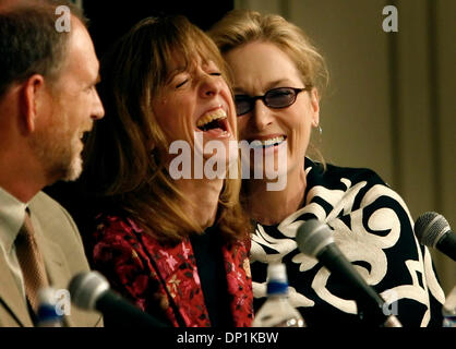 Maggio 03, 2006; St Paul, MN, Stati Uniti d'America; attrice Meryl Streep e sue Scott in una pressa giuncata per la premiere di " A Prairie Home Companion" presso lo storico Teatro Fitzgerald. in San Paolo. Credito: Foto di Richard Sennott/Minneapolis Star Tribune/ZUMA premere. (©) Copyright 2006 by Minneapolis Star Tribune Foto Stock