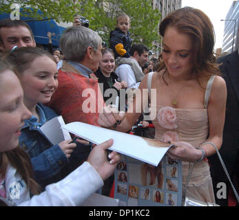 Maggio 03, 2006; St Paul, MN, Stati Uniti d'America; attrice Lindsay Lohan firma autografi per i fan alla premiere di 'A Prairie Home Companion" presso lo storico Teatro Fitzgerald. in San Paolo. Credito: Foto di Richard Sennott/Minneapolis Star Tribune/ZUMA premere. (©) Copyright 2006 by Minneapolis Star Tribune Foto Stock