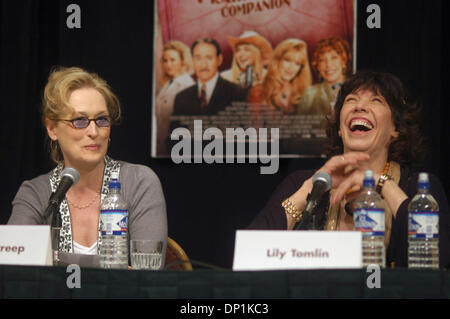 Maggio 03, 2006; St Paul, MN, Stati Uniti d'America; le attrici Meryl Streep e LILY TOMLIN a premere giuncata per la premiere di " A Prairie Home Companion" presso lo storico Teatro Fitzgerald. in San Paolo. Credito: Foto di Richard Sennott/Minneapolis Star Tribune/ZUMA premere. (©) Copyright 2006 by Minneapolis Star Tribune Foto Stock