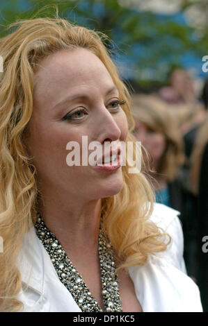 Maggio 03, 2006; St Paul, MN, Stati Uniti d'America; attrice VIRGINIA MADSEN alla premiere di 'A Prairie Home Companion" presso lo storico Teatro Fitzgerald. in San Paolo. Credito: Foto di Richard Sennott/Minneapolis Star Tribune/ZUMA premere. (©) Copyright 2006 by Minneapolis Star Tribune Foto Stock