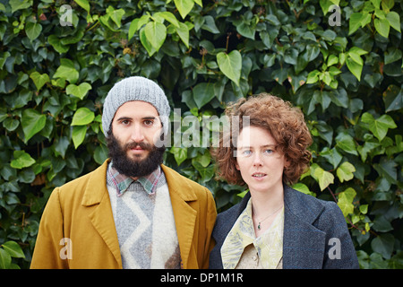 Sorridente hipster studente giovane in abiti vintage Foto Stock