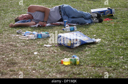 Maggio 06, 2006; New Orleans, LA, USA; un festival-goer prende un pisolino durante il primo post Katrina New Orleans Jazz e Heritage Festival sponsorizzato da Shell Oil quest'anno. Credito: Foto di Marianna giorno Massey/ZUMA premere. (©) Copyright 2006 by Marianna giorno Massey Foto Stock