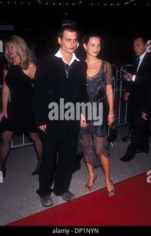 Apr. 12, 2006 - Johnny Depp con Kate Moss a 'DONNIE BRASCO" PREMIERE IN LOS ANGELES 1997. FITZROY BARRETT-(Immagine di credito: © Globo foto/ZUMAPRESS.com) Foto Stock