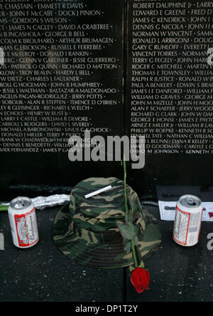 Maggio 07, 2006; San Diego, CA, Stati Uniti d'America; questo floppy militare hat, sigarette, vuota di lattine di birra e un fiore che sono stati lasciati in ricordo presso il viaggio Vietnam Memorial Wall. Per un pezzo sulle cose che le persone si lasciano dietro alla parete. Il muro è stato su visualizzazione al museo dei veterani e Memorial Centre in Balboa Park. Gli elementi sono stati raccolti e verranno store in una sorta di tempo Foto Stock