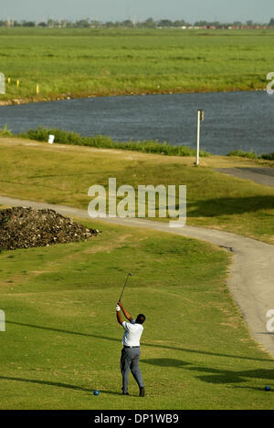 Maggio 09, 2006; Belle Glade, FL, Stati Uniti d'America; un golfista catture un tardo pomeriggio intorno al Belle Glade Municipal Campo da Golf. Una coppia di fori in corrispondenza di corso sono nelle ombre del Herbert Hoover diga. L-14 canal può essere visto nella foto. Credito: Foto di Paul J. Milette/Palm Beach post/ZUMA premere. (©) Copyright 2006 da Palm Beach post Foto Stock