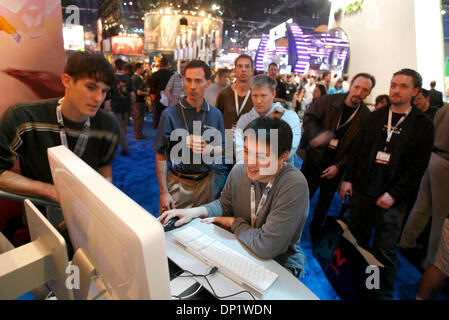 Maggio 09, 2006; Los Angeles, CA, Stati Uniti d'America; il 2006 Electronic Entertainment Expo (E3) avviene presso il Los Angeles Convention Center il 9 maggio 2006. Credito: Foto di Ringo H.W. Chiu/ZUMA premere. (©) Copyright 2006 by Ringo H.W. Chiu Foto Stock