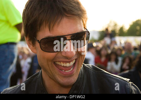 Maggio 09, 2006; Aberdeen, WA, Stati Uniti d'America; l'attore Tom Cruise presso il South Shore Mall in Aberdeen. Ventole accampate mall per ottenere uno sguardo ravvicinato e forse un autografo dalla stella di Hollywood. La crociera è arrivato questa sera per partecipare a una premiere di 'Mission impossible tre' con concorso online vincitore Kevin McCoy. Egli ha invitato 150 amici per soddisfare Cruise e guardare un screening privato. Barricad Foto Stock