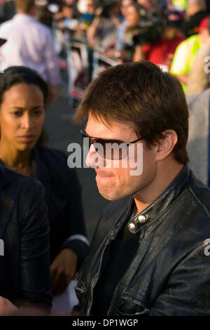 Maggio 09, 2006; Aberdeen, WA, Stati Uniti d'America; l'attore Tom Cruise presso il South Shore Mall in Aberdeen. Ventole accampate mall per ottenere uno sguardo ravvicinato e forse un autografo dalla stella di Hollywood. La crociera è arrivato questa sera per partecipare a una premiere di 'Mission impossible tre' con concorso online vincitore Kevin McCoy. Egli ha invitato 150 amici per soddisfare Cruise e guardare un screening privato. Barricad Foto Stock