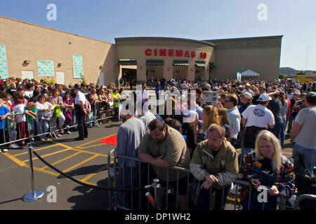 Maggio 09, 2006; Aberdeen, WA, Stati Uniti d'America; Tom Cruise fans accampate South Shore Mall in Aberdeen per ottenere uno sguardo ravvicinato e forse un autografo dalla stella di Hollywood. La crociera è arrivato questa sera per partecipare a una premiere di 'Mission impossible tre' con concorso online vincitore Kevin McCoy. Egli ha invitato 150 amici per soddisfare Cruise e guardare un screening privato. Barricate, luci, suoni e Foto Stock