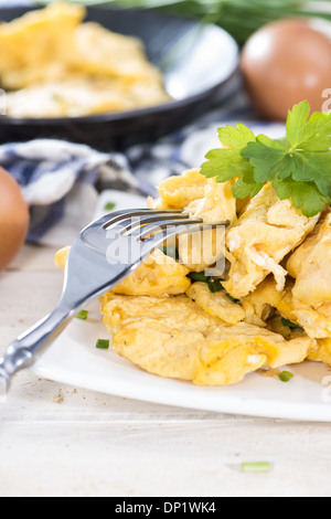 Uova strapazzate con uova fresche ed erbe aromatiche Foto Stock