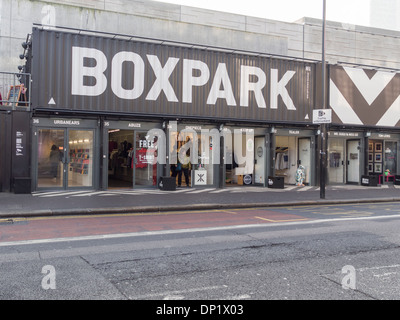 Boxpark 'pop-up' negozi in Shoreditch High Street nella zona est di Londra Foto Stock