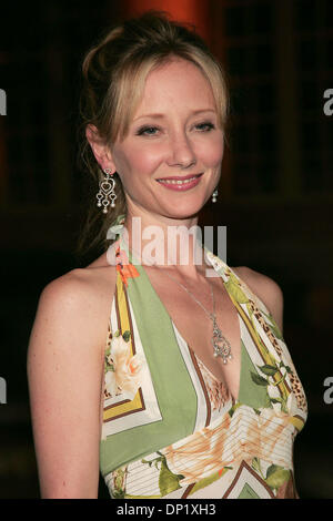 Maggio 11, 2006; Beverly Hills, CA, Stati Uniti d'America; attrice Anne Heche arrivando a livello internazionale fashion designer Roberto Cavalli la celebrazione del lancio di Roberto Cavalli Vodka, tenutasi presso una residenza privata di Beverly Hills. Credito: foto di Jerome Ware/ZUMA premere. (©) Copyright 2006 da Girolamo Ware Foto Stock