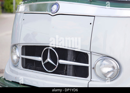 La griglia del radiatore con la stella a tre punte, auto d'epoca, Mercedes Benz O-319, minibus, 1957 Foto Stock