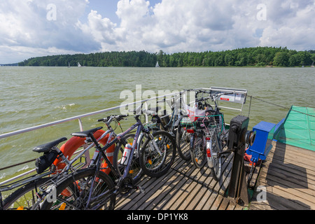 Biciclette su un traghetto sul Lago Masurian, vicino Mikołajki, Warmian-Masurian voivodato, Polonia Foto Stock