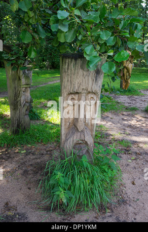Scultura in legno, Mazurski Eden o Masurian giardino di Eden, la ricostruzione della cultura Galindian, Gmina Ruciane-Nida Foto Stock
