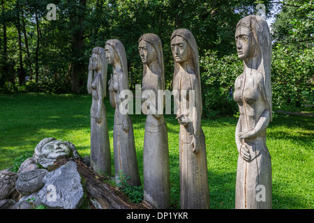 Figure in legno, Mazurski Eden o Masurian Garden of Eden, ricostruzione della cultura galindia, Gmina Ruciane-Nida Foto Stock