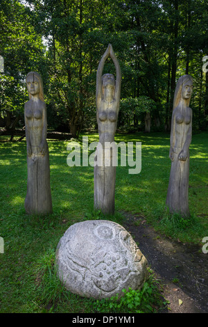 Figure in legno e una scultura in pietra, Mazurski Eden o Masurian giardino di Eden, la ricostruzione della cultura Galindian Foto Stock