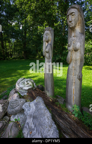 Figure in legno e una scultura in pietra, Mazurski Eden o Masurian giardino di Eden, la ricostruzione della cultura Galindian Foto Stock