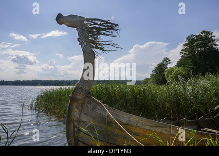 Barca di legno con testa di cavallo, Mazurski Eden o Masurian Garden of Eden, ricostruzione della cultura galindia Foto Stock