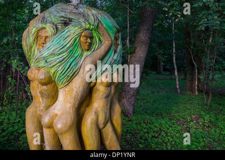 Scultura in legno dipinta, Mazurski Eden o Masurian Garden of Eden, ricostruzione della cultura galindia, Gmina Ruciane-Nida Foto Stock