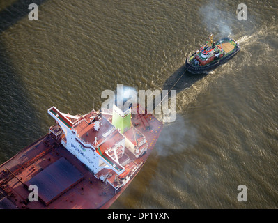 9 Bugsier rimorchiatore il traino del Bergebulk Arctic dal porto di Amburgo, Germania Foto Stock