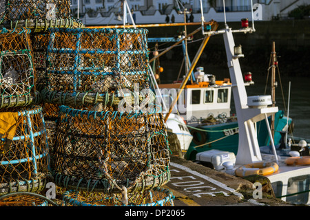 Lobster Pot,lobster pot,brixham trawler flotta,brixham harbour,l'estremità,Brixham flotta peschereccia,Brixham,Torbay, vecchio ponte, prua c Foto Stock