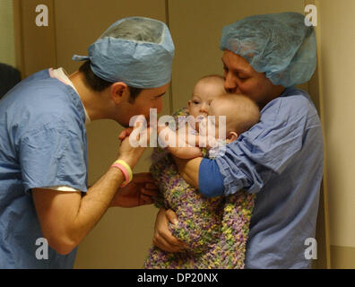 Maggio 12, 2006; Rochester, MN, Stati Uniti d'America; Venerdì Carlsen gemelli è andato nella chirurgia a Mayo St. Mary s Hospital. Nella foto: Jesse e AMY CARLSEN prepararsi a dire addio alle figlie Isabelle e ABBIGAIL momenti prima di immetterle in sala operatoria presso la Clinica Mayo dove i gemelli siamesi sono state per subire la chirurgia di separazione. La famiglia in pausa al di fuori delle unità chirurgica. Il genitore Foto Stock