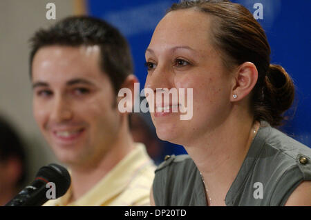 Maggio 12, 2006; Rochester, MN, Stati Uniti d'America; Jesse Carlsen sorrisi a sua moglie, Amy Carlsen, durante una conferenza stampa in seguito al successo della chirurgia di separazione delle loro figlie, Abby e belle, presso la Mayo Clinic. Credito: Foto di Joey McLeister/ZUMA premere. (©) Copyright 2006 by Minneapolis Star T Foto Stock