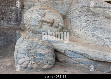 Rilievo di roccia, Buddha reclinato, Gal Vihara Temple, Polonnaruwa, Sri Lanka Foto Stock