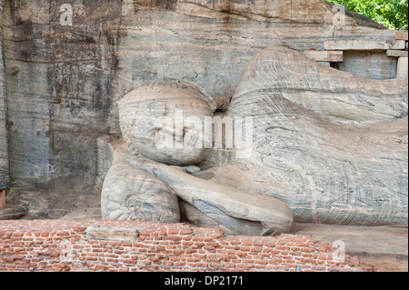 Rilievo di roccia, Buddha reclinato, Gal Vihara Temple, Polonnaruwa, Sri Lanka Foto Stock