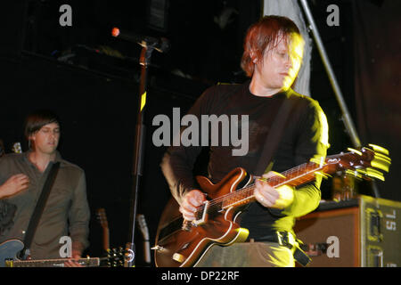 Maggio 15, 2006; New York, NY, STATI UNITI D'AMERICA; "Angeli e Airwaves' esecuzione presso il Bowery Ballroom. TOM DELONGE (di Blink 182) portano voce e chitarra, David Kennedy sul retro sulla chitarra. Credito: Foto di Aviv piccole/ZUMA premere. (©) Copyright 2006 by Aviv piccola Foto Stock