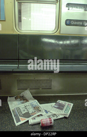 Maggio 16, 2006; Manhattan, NY, STATI UNITI D'AMERICA; lettiera sulla e la linea metropolitana treno. Gene Russianoff, avvocato personale dell'Straphangers Campagna, annuncia in una conferenza stampa presso l'J,M,Z, le linee della metropolitana Chambers Street Station che vagoni della metropolitana sono più sporco come condizioni su 15 di 22 linee di metropolitana di peggiorare. Il NYPIRG Straphangers campagna sondaggio è stato condotto su 2.200 vagoni della metropolitana su 22 linee della metropolitana Foto Stock