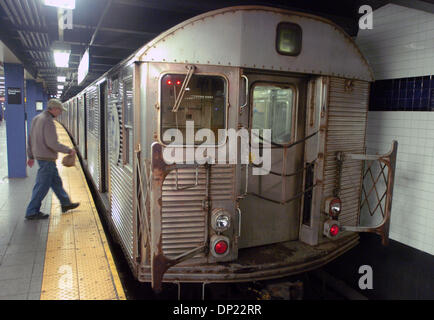 Maggio 16, 2006; Manhattan, NY, STATI UNITI D'AMERICA; e un treno della metropolitana presso il World Trade Center Station. Gene Russianoff, avvocato personale dell'Straphangers Campagna, annuncia in una conferenza stampa presso l'J,M,Z, le linee della metropolitana Chambers Street Station che vagoni della metropolitana sono più sporco come condizioni su 15 di 22 linee di metropolitana di peggiorare. Il NYPIRG Straphangers campagna sondaggio è stato condotto su 2.200 vagoni della metropolitana o Foto Stock