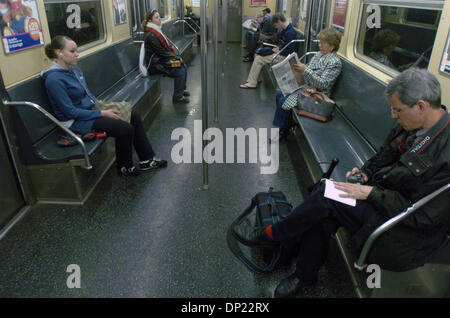 Maggio 16, 2006; Manhattan, NY, STATI UNITI D'AMERICA; i passeggeri sulla e la linea metropolitana treno. Gene Russianoff, avvocato personale dell'Straphangers Campagna, annuncia in una conferenza stampa presso l'J,M,Z, le linee della metropolitana Chambers Street Station che vagoni della metropolitana sono più sporco come condizioni su 15 di 22 linee di metropolitana di peggiorare. Il NYPIRG Straphangers campagna sondaggio è stato condotto su 2.200 vagoni della metropolitana su 22 alla metropolitana li Foto Stock