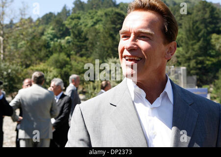 Maggio 16, 2006; Orinda, CA, Stati Uniti d'America; il governatore Arnold Schwarzenegger ha firmato un $20 miliardi di legame di trasporto come parte della sua crescita strategica Piano per la California. Il legame contribuirà a pagare per nuovi pubblici gli aggiornamenti di transito, espandendo la capacità di traffico in aree critiche, migliorando il mare la terra e infrastrutture aeroportuali e modalità di risposta di emergenza per situazioni di emergenza. L'evento ha avuto p Foto Stock