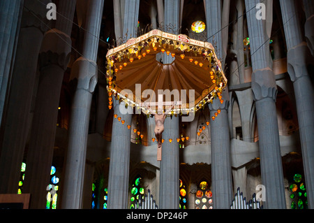 Altare con la scultura di Gesù sulla croce, Sagrada Familia interno, Barcellona, in Catalogna, Spagna Foto Stock