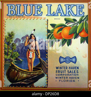 Maggio 18, 2006; Miami, FL, Stati Uniti d'America; questa annata cassetta da frutta etichetta promuove il lago blu marca. Secondo il 1996 libro 'Florida Citrus Crate etichette-una storia illustrata da Jerry Chicone Jr. & Brenda Eubanks Burnette, questa etichetta è circa 1932. La copia del libro afferma: "Questa fanciulla indiano era una figura popolare all'asta di frutta". Il lago blu marca è stata successivamente acquisita da Foto Stock