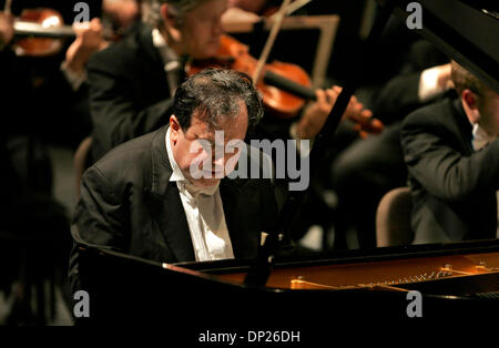 Maggio 18, 2006; Escondido, CA, Stati Uniti d'America; il pianista Yefim Bronfman esegue con la San Diego Symphony. Credito: Foto di Charlie Neuman/SDU-T/ZUMA premere. (©) Copyright 2006 by SDU-T Foto Stock