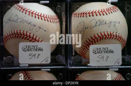 Maggio 19, 2006; Manhattan, NY, STATI UNITI D'AMERICA; 1951 Joe DiMaggio baseballs firmato. Joe DiMaggio collezione asta pubblica presentato dalle aste di suoneria Inc. presso il Marriott Marquis Hotel in Times Square. Credito: Foto di Bryan Smith/ZUMA premere. (©) Copyright 2006 by Bryan Smith Foto Stock