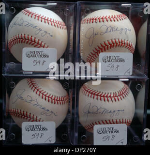 Maggio 19, 2006; Manhattan, NY, STATI UNITI D'AMERICA; Joe DiMaggio baseballs firmato. Joe DiMaggio collezione asta pubblica presentato dalle aste di suoneria Inc. presso il Marriott Marquis Hotel in Times Square. Credito: Foto di Bryan Smith/ZUMA premere. (©) Copyright 2006 by Bryan Smith Foto Stock