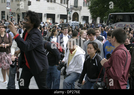 Maggio 19, 2006; New York, NY, STATI UNITI D'AMERICA; flusso di clienti nel nuovo Apple Store Fifth Avenue, tra la 58th e la 59th Street in Manhattan. Il nuovo store di Apple è il più grande e il primo negozio che sarà aperto 24/7, 365 giorni l'anno. Credito: Foto di Harald Franzen/ZUMA premere. (©) Copyright 2006 da Harald Franzen Foto Stock