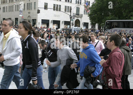 Maggio 19, 2006; New York, NY, STATI UNITI D'AMERICA; flusso di clienti nel nuovo Apple Store Fifth Avenue, tra la 58th e la 59th Street in Manhattan. Il nuovo store di Apple è il più grande e il primo negozio che sarà aperto 24/7, 365 giorni l'anno. Credito: Foto di Harald Franzen/ZUMA premere. (©) Copyright 2006 da Harald Franzen Foto Stock