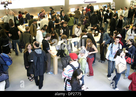 Maggio 19, 2006; New York, NY, STATI UNITI D'AMERICA; l'interno del nuovo Apple Store Fifth Avenue, tra la 58th e la 59th Street in Manhattan. Il nuovo store di Apple è il più grande e il primo negozio che sarà aperto 24/7, 365 giorni l'anno. Credito: Foto di Harald Franzen/ZUMA premere. (©) Copyright 2006 da Harald Franzen Foto Stock